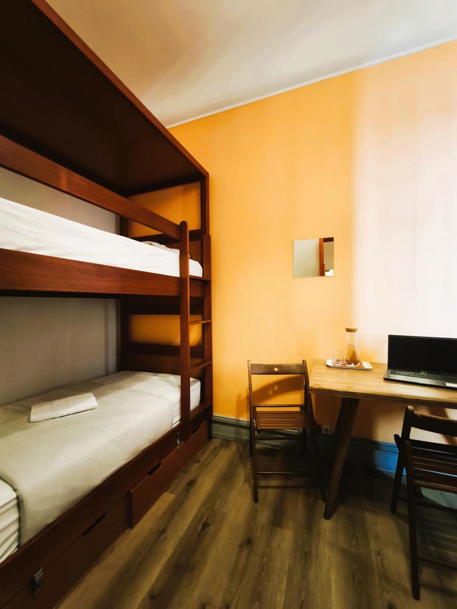 Hostal Ey *